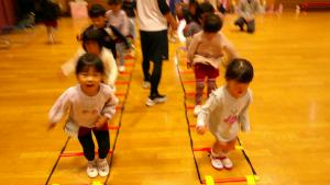 足をそろえてジャンプしています