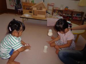 作ったおもちゃを飛ばして遊んでいます