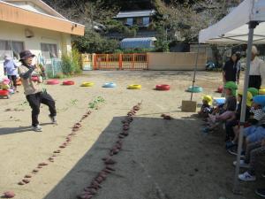 掘り出したイモを皆で並べて、大小、サイズを比べあったりしています。