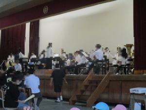 中学校の吹奏楽部が演奏している