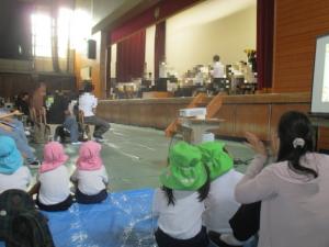 中学校の吹奏楽部の演奏を聴いている園児