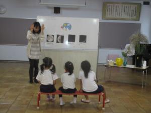 園長先生から、お月見について話を聞いているこども達