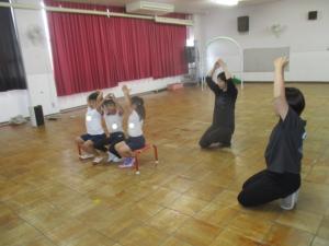 リズム室で歌をうたっている子ども達