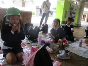 お弁当を食べる子ども