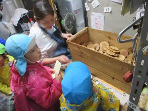 鹿せんべいの現物を見ながら話を聞いています。