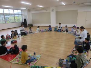 若草こども園リズム室にて、お待ちかねのお弁当タイムです。