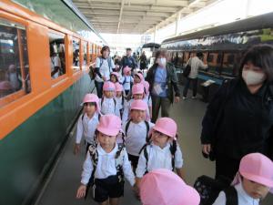 電車の横を歩いています