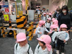 もも　踏切を渡っています