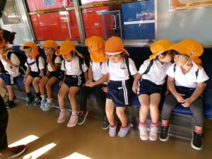 みかん　電車に乗っています