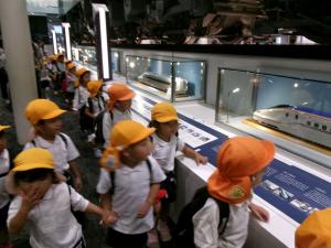 みかん　新幹線を見ています