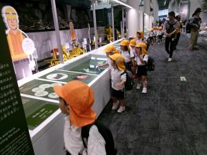 みかん　館内を見ています