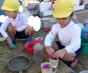 砂場で迷路　お花のジュース