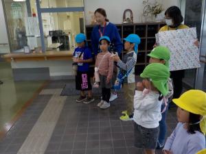 福祉施設へ訪問している園児