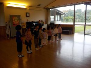 歌のプレゼントをしているところ