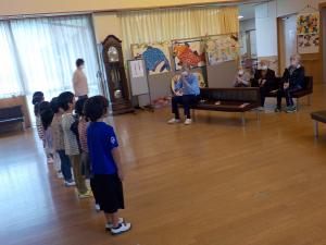 福祉センターで歌を歌っている子供たち