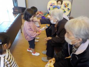 プレゼントを渡している子供