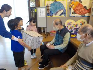 たくさんのプレゼントを渡す5歳児