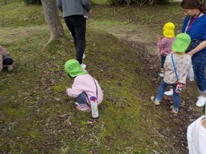 落ち葉拾いをする子供たち