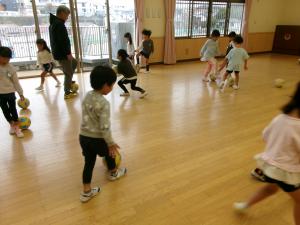足でボールを散歩させよう
