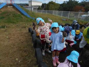 さつまいもを収穫して嬉しそうな様子です