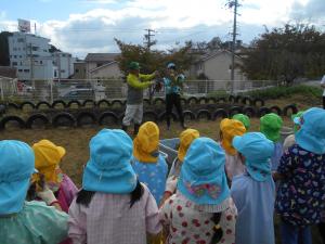 収穫後畑の先生の話を聞いています