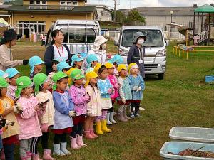 畑の先生の話を聞いています