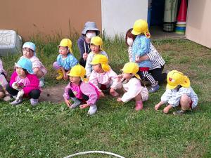 ３歳児が４歳児の様子を見ています