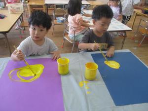 絵具でお月様を描きました