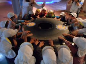 空気砲をみんなで押して遊んでいます。