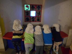 昔ながらのおもちゃで遊んでいます