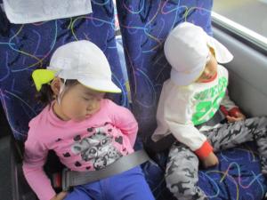 ぐっすり寝る子供たち