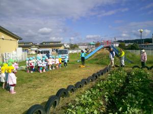 畑の先生に挨拶しています