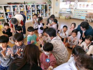 真剣な表情であやとりに挑戦！