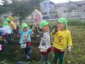 いもをもって喜んでいます