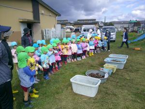 畑の先生の話を聞いています