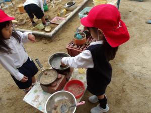 ごちそうつくってるよ