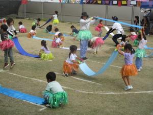 4歳児パラウェーブをする様子