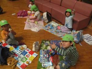 4歳児遠足で弁当を食べる様子