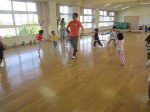 4歳児たっちゃん先生と鬼ごっこをする様子