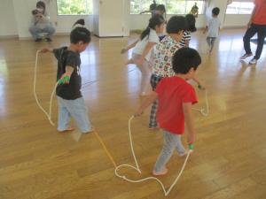 4歳児縄跳びをする様子