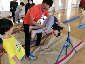 4歳児鉄棒に取り組む様子