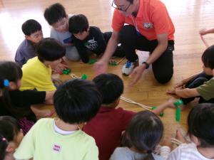 縄の結び方を教えてもらう様子