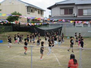 5歳児　縄跳びを跳んでいるところ