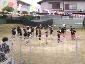 5歳児　ハンカチを使った表現で円になっているところ