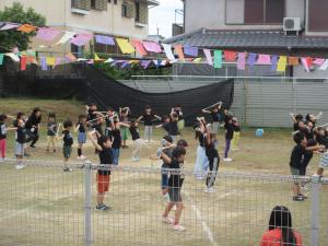 5歳児　縄跳びを使って体操をしているところ