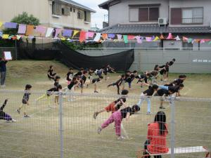 5歳児　組体操でとんぼのポーズをしているところ