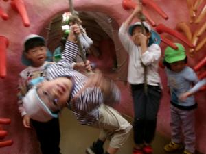 5歳児　ワニの中に入ってぶら下がっている