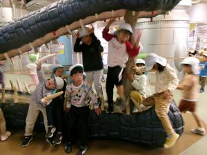 5歳児　ワニの歯を持って遊んでいる