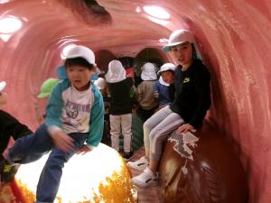 5歳児　ワニの中に入って座っている