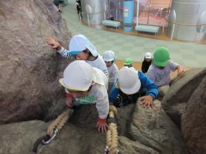 恐竜の上に登っている